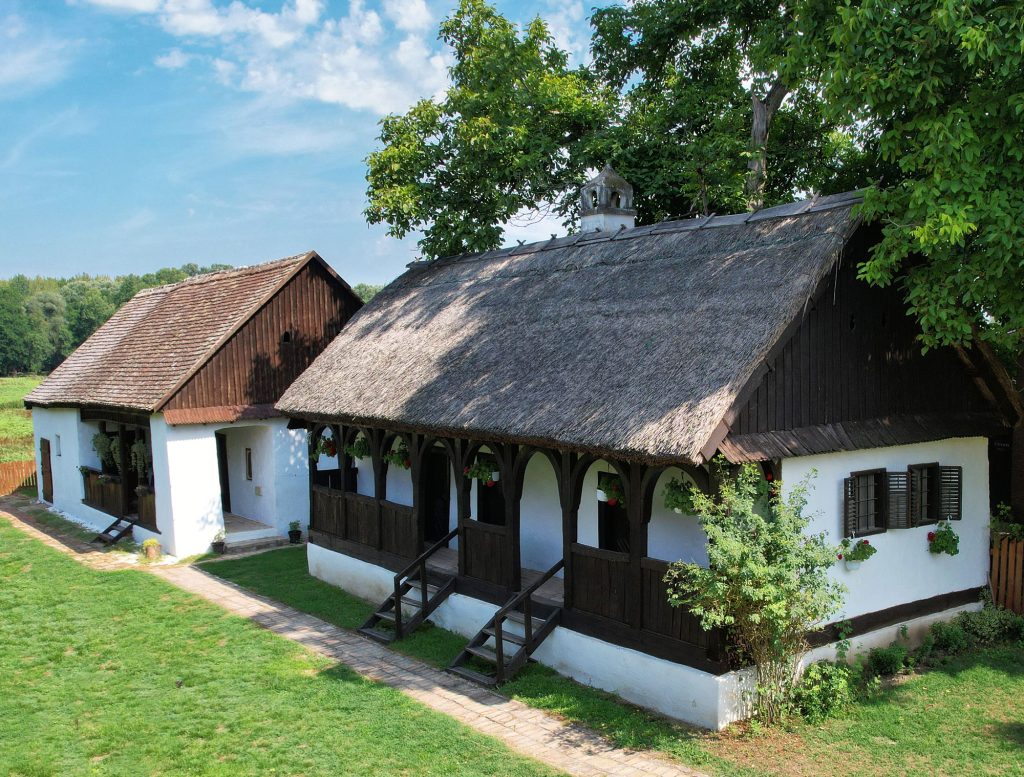 Dve kuce etno park Putnik Kupinovo